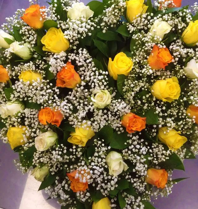 addobbi funebri, cuscino a forma di cuore, rose gialle, bianche e arancioni